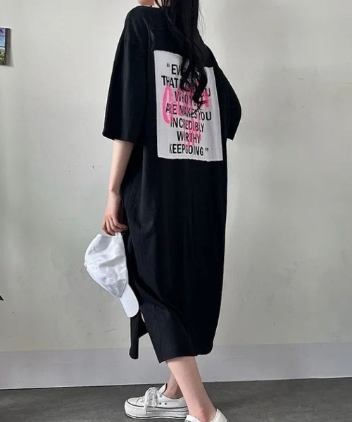 LETee(レティー)の「バックプリントで後ろ姿までおしゃれ!ゆるっと着こなすオーバーサイズTシャツワンピース(ワンピース・レディース・ネイビー/チャコールグレー/ブラック・FREE)」の1枚目の写真