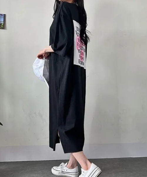 LETee(レティー)の「バックプリントで後ろ姿までおしゃれ!ゆるっと着こなすオーバーサイズTシャツワンピース(ワンピース・レディース・ネイビー/チャコールグレー/ブラック・FREE)」の4枚目の写真