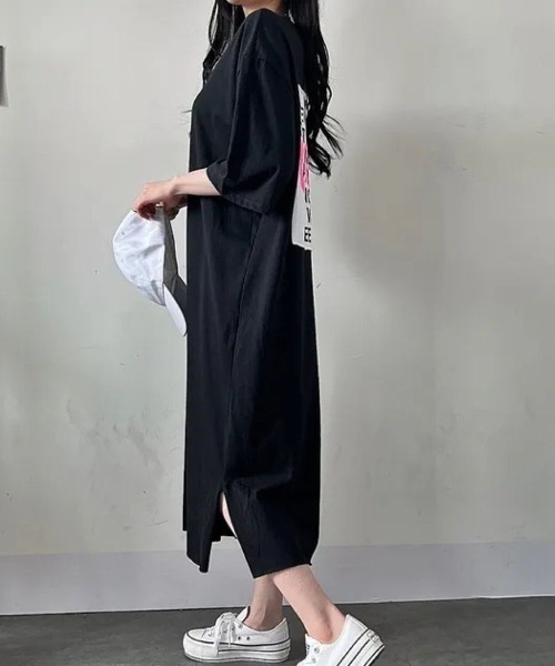 LETee(レティー)の「バックプリントで後ろ姿までおしゃれ!ゆるっと着こなすオーバーサイズTシャツワンピース(ワンピース・レディース・ネイビー/チャコールグレー/ブラック・FREE)」の5枚目の写真