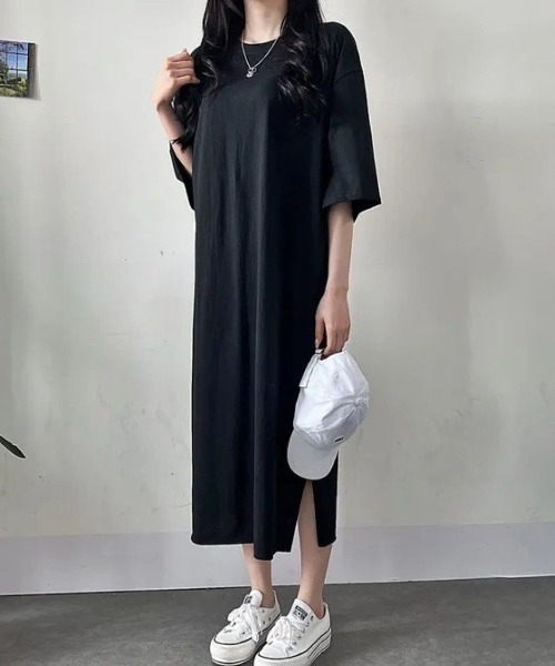 LETee(レティー)の「バックプリントで後ろ姿までおしゃれ!ゆるっと着こなすオーバーサイズTシャツワンピース(ワンピース・レディース・ネイビー/チャコールグレー/ブラック・FREE)」の6枚目の写真