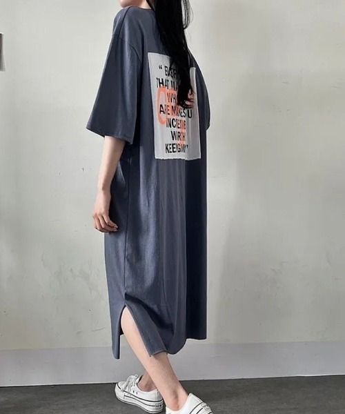 LETee(レティー)の「バックプリントで後ろ姿までおしゃれ!ゆるっと着こなすオーバーサイズTシャツワンピース(ワンピース・レディース・ネイビー/チャコールグレー/ブラック・FREE)」の8枚目の写真