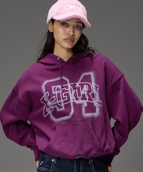 X-girl(エックスガール)の「FLOCKED SPRAY LOGO BALLOON HEM SWEAT HOODIE(パーカー・レディース・パープル/ブラウン/ブラック・S/M)」の3枚目の写真