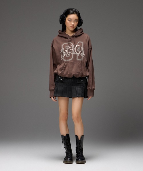 X-girl(エックスガール)の「FLOCKED SPRAY LOGO BALLOON HEM SWEAT HOODIE(パーカー・レディース・パープル/ブラウン/ブラック・S/M)」の4枚目の写真