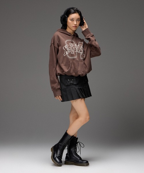 X-girl(エックスガール)の「FLOCKED SPRAY LOGO BALLOON HEM SWEAT HOODIE(パーカー・レディース・パープル/ブラウン/ブラック・S/M)」の5枚目の写真