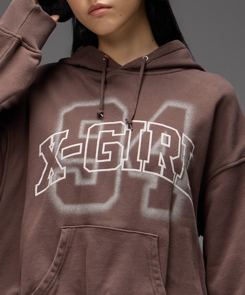 X-girl(エックスガール)の「FLOCKED SPRAY LOGO BALLOON HEM SWEAT HOODIE(パーカー・レディース・パープル/ブラウン/ブラック・S/M)」の6枚目の写真