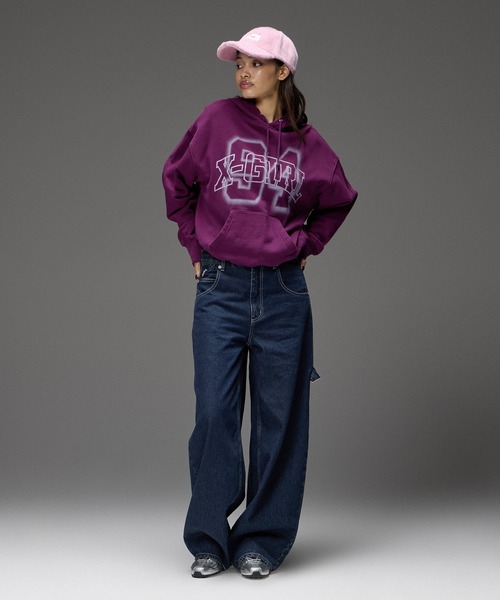 X-girl(エックスガール)の「FLOCKED SPRAY LOGO BALLOON HEM SWEAT HOODIE(パーカー・レディース・パープル/ブラウン/ブラック・S/M)」の7枚目の写真