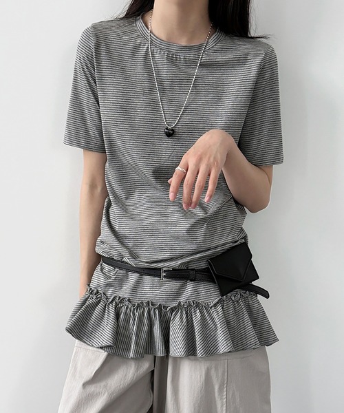 Girly Doll(ガーリードール)の「裾フリルボーダーTシャツ(その他トップス・レディース・ホワイト/グレー・FREE)」の2枚目の写真