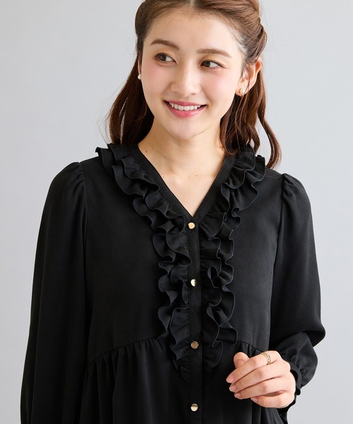 Rose Tiara(ローズティアラ)の「スエードライクフリルVネックブラウス(シャツ/ブラウス・レディース・ブラック/グリーン・42/46/38)」の2枚目の写真