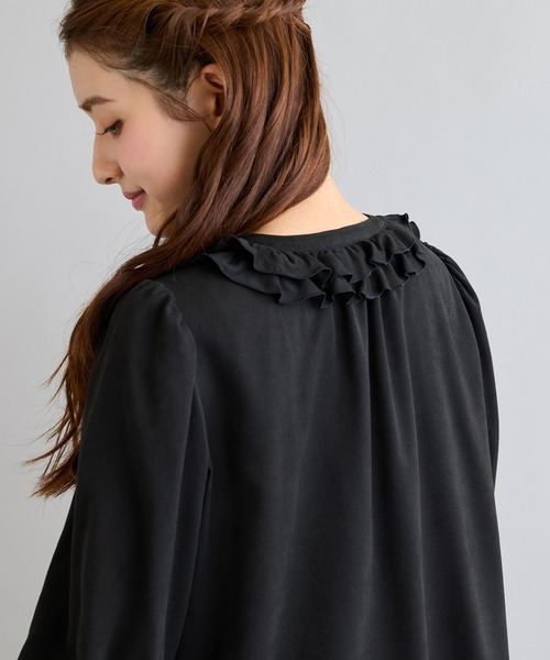 Rose Tiara(ローズティアラ)の「スエードライクフリルVネックブラウス(シャツ/ブラウス・レディース・ブラック/グリーン・42/46/38)」の7枚目の写真