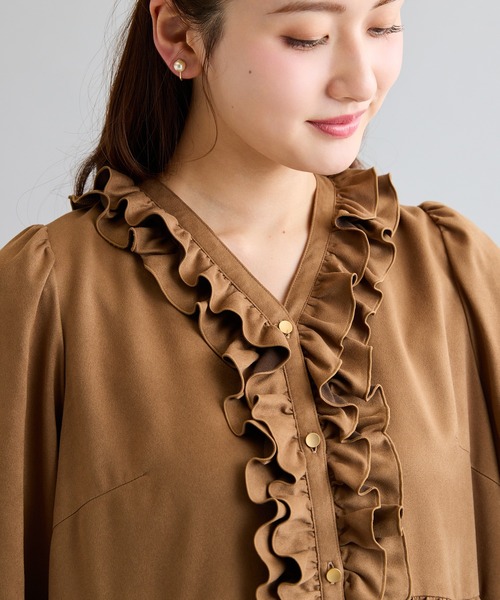 Rose Tiara(ローズティアラ)の「スエードライクフリルVネックブラウス(シャツ/ブラウス・レディース・ブラック/グリーン・42/46/38)」の17枚目の写真