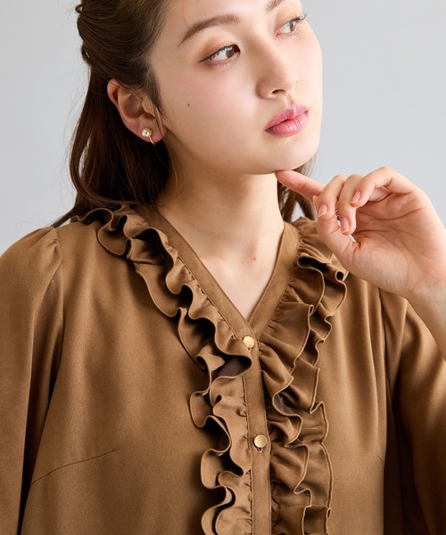 Rose Tiara(ローズティアラ)の「スエードライクフリルVネックブラウス(シャツ/ブラウス・レディース・ブラック/グリーン・42/46/38)」の18枚目の写真