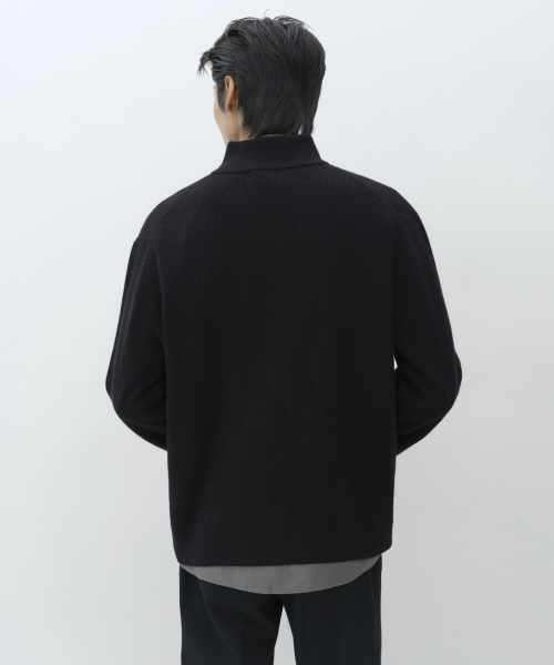 MUSINSA STANDARD（ムシンサスタンダード）の「[ビクトリアウール] ミニマルリブクォータージップスウェター [ブラック]（ニット/セーター・メンズ・その他・X-LARGE/2XL/MEDIUM/LARGE）」の5枚目の写真