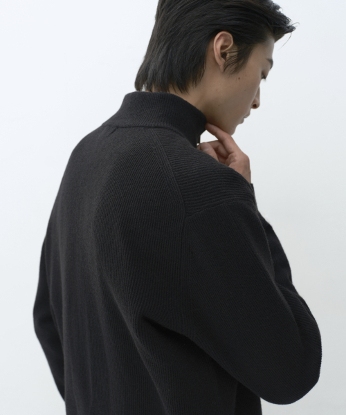 MUSINSA STANDARD（ムシンサスタンダード）の「[ビクトリアウール] ミニマルリブクォータージップスウェター [ブラック]（ニット/セーター・メンズ・その他・X-LARGE/2XL/MEDIUM/LARGE）」の8枚目の写真