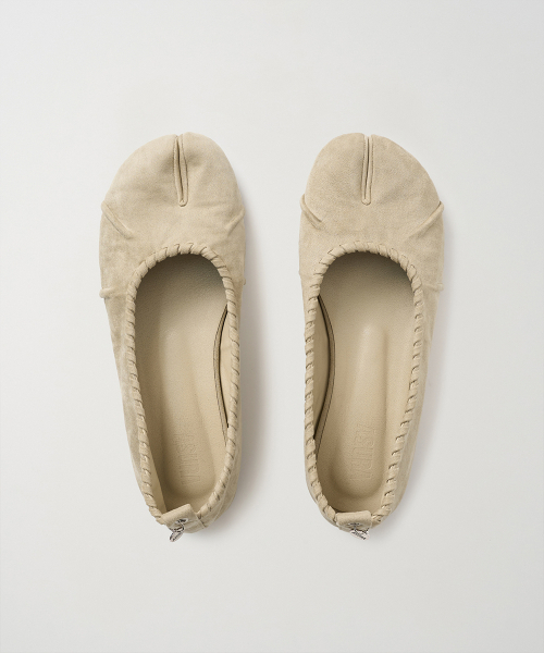 ASURA（アスラ）の「TWIST SUEDE TABI (BEIGE)（バレエシューズ・レディース・ベージュ・23cm/23.5cm/24cm/24.5cm/25cm）」の2枚目の写真