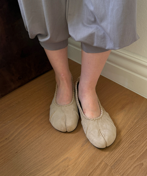 ASURA（アスラ）の「TWIST SUEDE TABI (BEIGE)（バレエシューズ・レディース・ベージュ・23cm/23.5cm/24cm/24.5cm/25cm）」の7枚目の写真