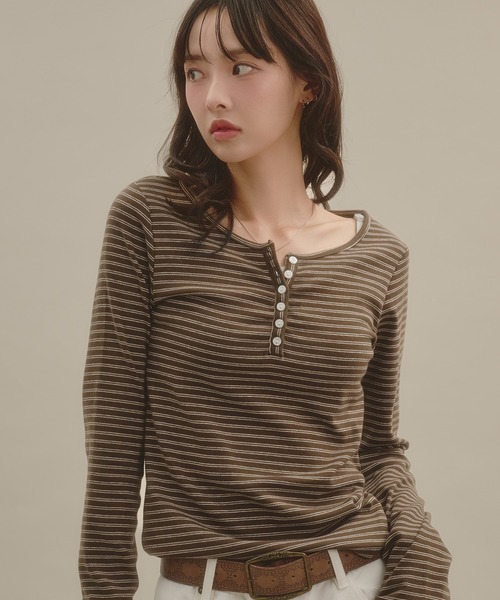 apres jour mignon(アプレジュールミニョン)の「ヘンリーネックロングスリーブプルオーバー(Tシャツ/カットソー・レディース・ボルドー/ダークブラウン/ネイビー/アイボリー/グレー/ブラウン系その他・フリー/LARGE)」の1枚目の写真