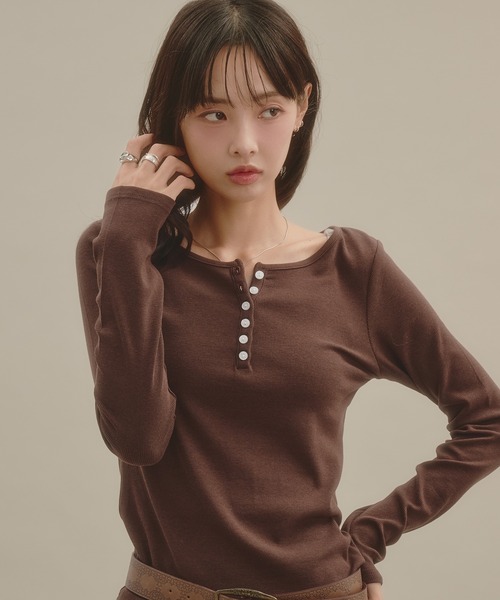 apres jour mignon(アプレジュールミニョン)の「ヘンリーネックロングスリーブプルオーバー(Tシャツ/カットソー・レディース・ボルドー/ダークブラウン/ネイビー/アイボリー/グレー/ブラウン系その他・フリー/LARGE)」の4枚目の写真