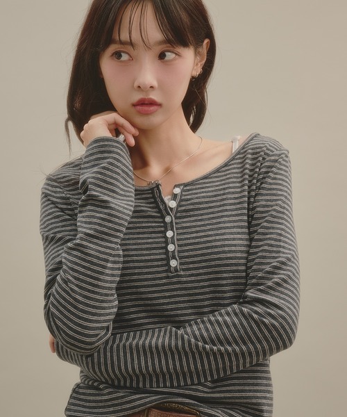 apres jour mignon(アプレジュールミニョン)の「ヘンリーネックロングスリーブプルオーバー(Tシャツ/カットソー・レディース・ボルドー/ダークブラウン/ネイビー/アイボリー/グレー/ブラウン系その他・フリー/LARGE)」の3枚目の写真