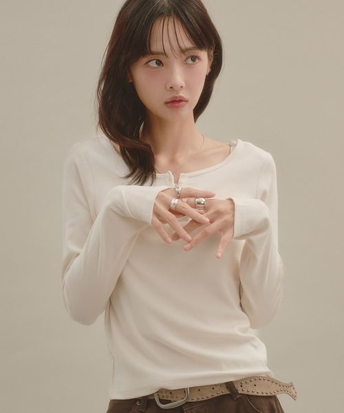 apres jour mignon(アプレジュールミニョン)の「ヘンリーネックロングスリーブプルオーバー(Tシャツ/カットソー・レディース・ボルドー/ダークブラウン/ネイビー/アイボリー/グレー/ブラウン系その他・フリー/LARGE)」の2枚目の写真