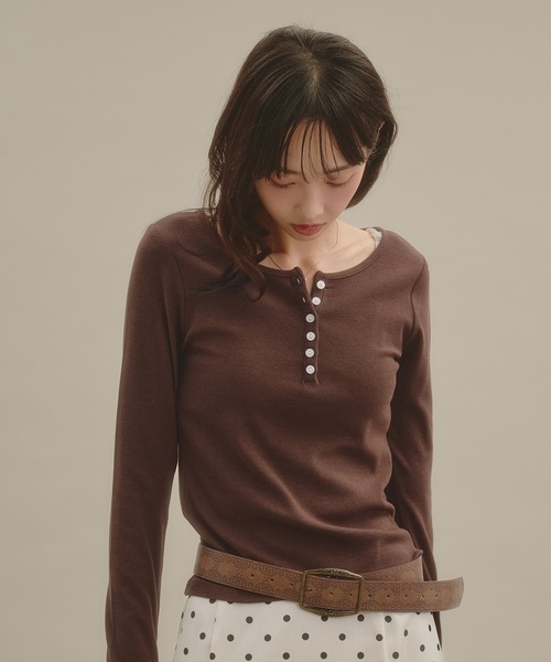 apres jour mignon(アプレジュールミニョン)の「ヘンリーネックロングスリーブプルオーバー(Tシャツ/カットソー・レディース・ボルドー/ダークブラウン/ネイビー/アイボリー/グレー/ブラウン系その他・フリー/LARGE)」の11枚目の写真