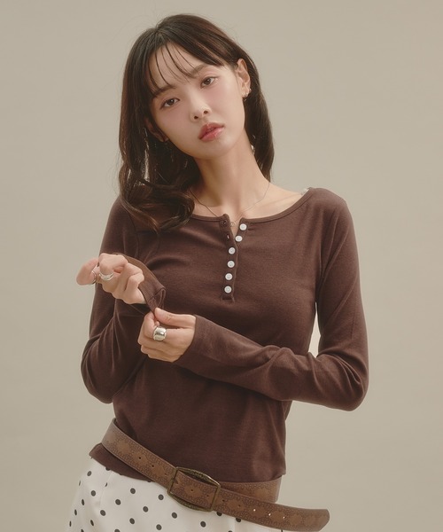 apres jour mignon(アプレジュールミニョン)の「ヘンリーネックロングスリーブプルオーバー(Tシャツ/カットソー・レディース・ボルドー/ダークブラウン/ネイビー/アイボリー/グレー/ブラウン系その他・フリー/LARGE)」の12枚目の写真