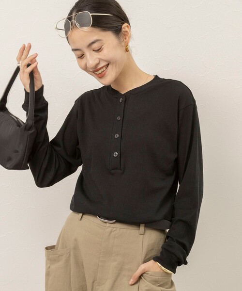 MAQWEL(マクウェル)の「【MAQWEL/マクウェル】コットンフライスヘンリーネックプルオーバー(Tシャツ/カットソー・レディース・オフホワイト/ブラック/ダークブラウン・FREE)」の2枚目の写真