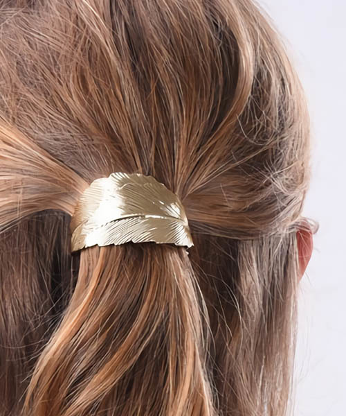 Fun & Daily（ファンアンドデイリー）の「F&D : メタルフェザーヘアバレッタ（バレッタ/ヘアクリップ・レディース・シルバー/ゴールド・FREE）」の2枚目の写真