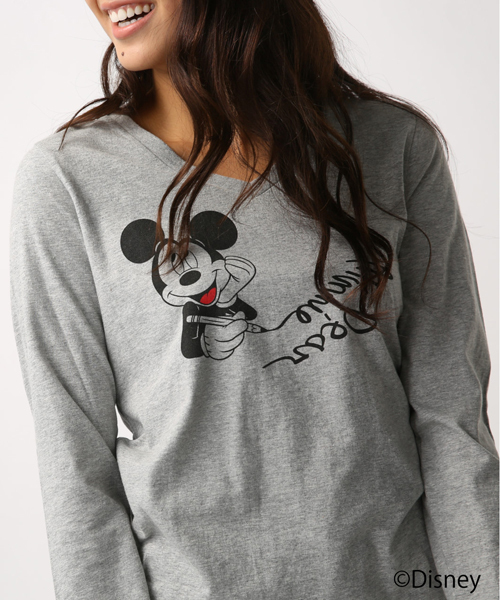 AZUL by moussy（アズールバイマウジー）の「MICKEY筆記体ロゴVネック長袖TEE（Tシャツ/カットソー・レディース・トップグレー/オフホワイト/カーキ・LARGE/MEDIUM/SMALL）」の3枚目の写真