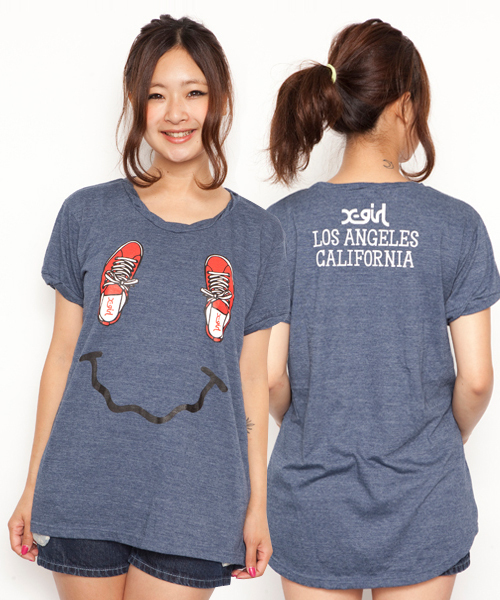 X-girl（エックスガール）の「SMILING SHOES TWISTED S/S TUNIC（Tシャツ/カットソー・レディース・ホワイト/ブラック/オレンジ/ネイビー・1/2）」の4枚目の写真