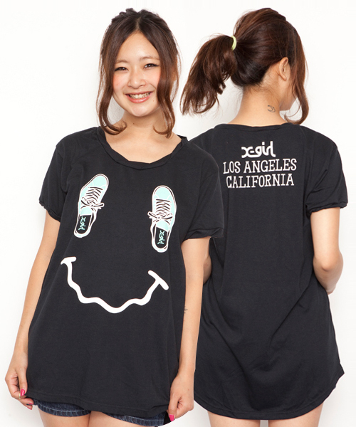 X-girl（エックスガール）の「SMILING SHOES TWISTED S/S TUNIC（Tシャツ/カットソー・レディース・ホワイト/ブラック/オレンジ/ネイビー・1/2）」の3枚目の写真