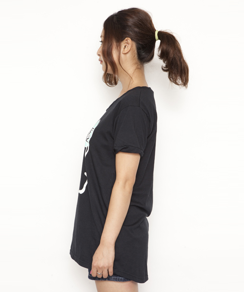 X-girl（エックスガール）の「SMILING SHOES TWISTED S/S TUNIC（Tシャツ/カットソー・レディース・ホワイト/ブラック/オレンジ/ネイビー・1/2）」の6枚目の写真