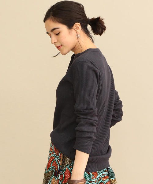 BEAUTY&YOUTH UNITED ARROWS（ビューティーアンドユースユナイテッドアローズ）の「BY∴ リングスナップ リブヘンリーネックカットソー о（Tシャツ/カットソー・レディース・ダークグレー/イエロー/オフホワイト・FREE）」の19枚目の写真