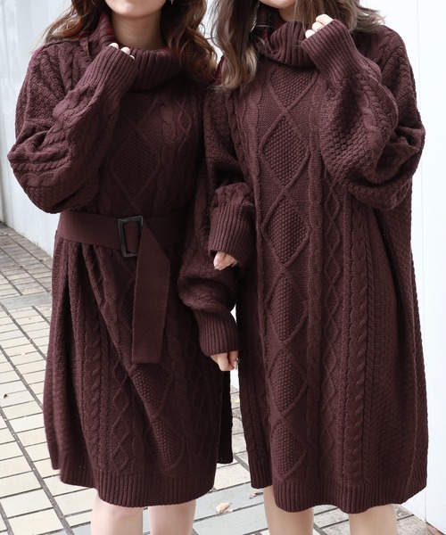 PairPair（ペアペア）の「オフタートルネックケーブルニットワンピース（ワンピース・レディース・ボルドー/モカ/グレイッシュベージュ・FREE）」の3枚目の写真