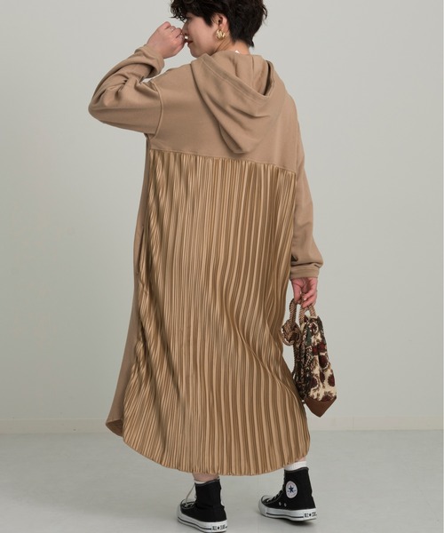 Ambre Neige（アンブルネージュ）の「バックプリーツワンピース／デザインワンピ／【WEB/EC限定商品】（ワンピース・レディース・ブラック/モカ/ピンクベージュ・FREE）」の6枚目の写真