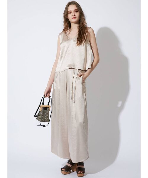 MERCURYDUO(マーキュリーデュオ)の「サテンタックワイドパンツ(その他パンツ・レディース・ベージュ/イエロー・FREE)」の6枚目の写真