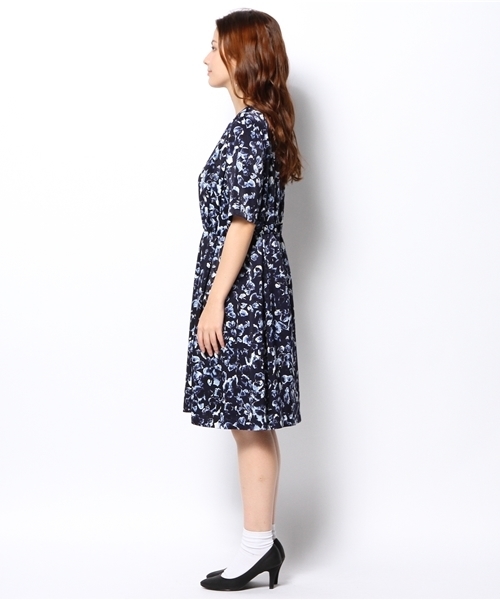 La TOTALITE（ラトータリテ）の「ハナビラプリントワンピース。（ワンピース・レディース・ネイビー/バーガンディー・FREE）」の4枚目の写真