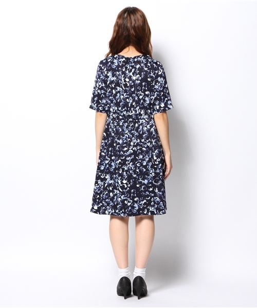 La TOTALITE（ラトータリテ）の「ハナビラプリントワンピース。（ワンピース・レディース・ネイビー/バーガンディー・FREE）」の5枚目の写真