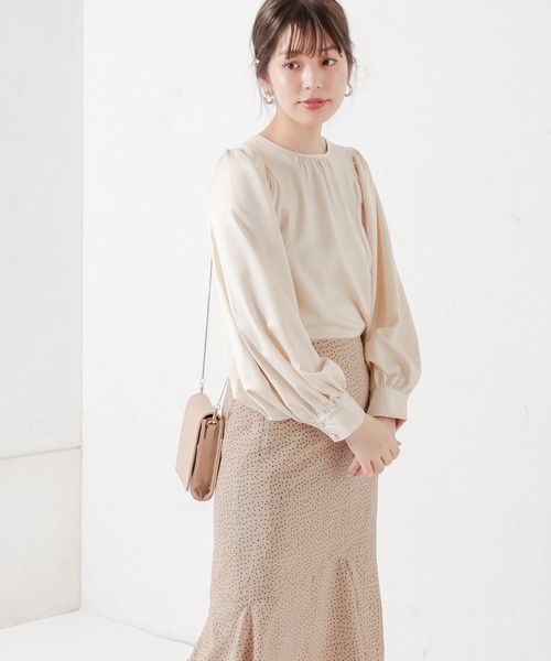 natural couture(ナチュラルクチュール)の「サテンエンボスボリュームスリーブブラウス(シャツ/ブラウス・レディース・ブラック/ベージュ/アイボリー・FREE)」の7枚目の写真