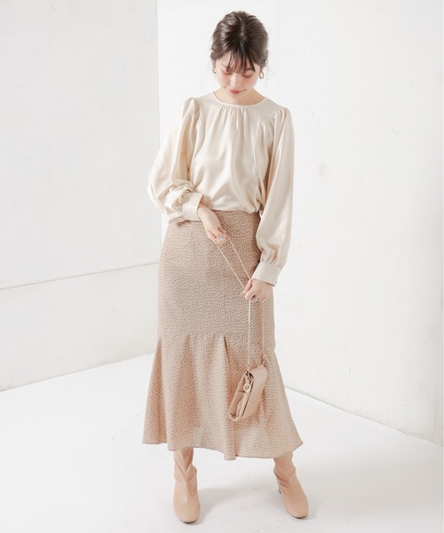 natural couture(ナチュラルクチュール)の「サテンエンボスボリュームスリーブブラウス(シャツ/ブラウス・レディース・ブラック/ベージュ/アイボリー・FREE)」の8枚目の写真