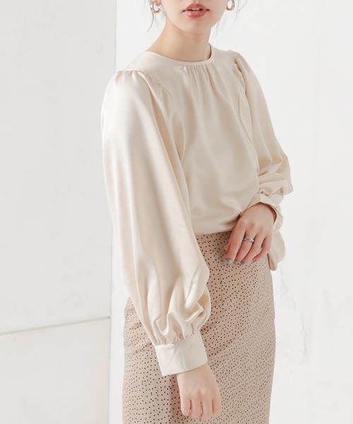 natural couture(ナチュラルクチュール)の「サテンエンボスボリュームスリーブブラウス(シャツ/ブラウス・レディース・ブラック/ベージュ/アイボリー・FREE)」の4枚目の写真