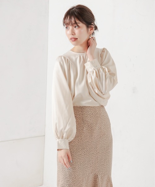 natural couture(ナチュラルクチュール)の「サテンエンボスボリュームスリーブブラウス(シャツ/ブラウス・レディース・ブラック/ベージュ/アイボリー・FREE)」の5枚目の写真