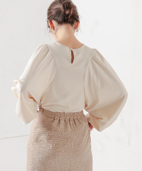 natural couture(ナチュラルクチュール)の「サテンエンボスボリュームスリーブブラウス(シャツ/ブラウス・レディース・ブラック/ベージュ/アイボリー・FREE)」の6枚目の写真