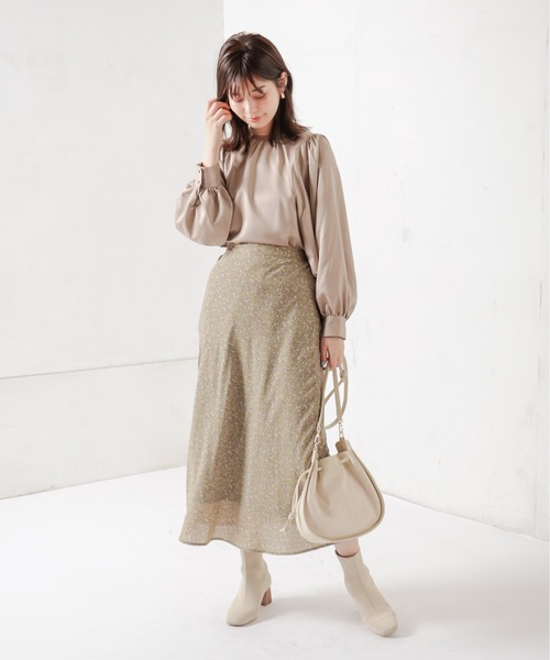 natural couture(ナチュラルクチュール)の「サテンエンボスボリュームスリーブブラウス(シャツ/ブラウス・レディース・ブラック/ベージュ/アイボリー・FREE)」の17枚目の写真