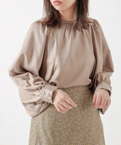 natural couture(ナチュラルクチュール)の「サテンエンボスボリュームスリーブブラウス(シャツ/ブラウス・レディース・ブラック/ベージュ/アイボリー・FREE)」の14枚目の写真