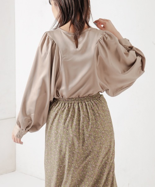 natural couture(ナチュラルクチュール)の「サテンエンボスボリュームスリーブブラウス(シャツ/ブラウス・レディース・ブラック/ベージュ/アイボリー・FREE)」の16枚目の写真