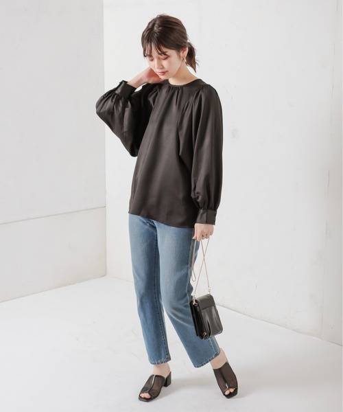 natural couture(ナチュラルクチュール)の「サテンエンボスボリュームスリーブブラウス(シャツ/ブラウス・レディース・ブラック/ベージュ/アイボリー・FREE)」の12枚目の写真