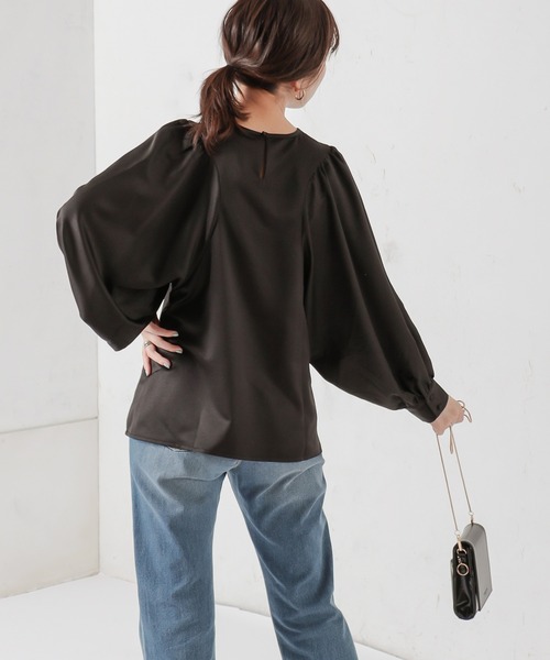 natural couture(ナチュラルクチュール)の「サテンエンボスボリュームスリーブブラウス(シャツ/ブラウス・レディース・ブラック/ベージュ/アイボリー・FREE)」の11枚目の写真