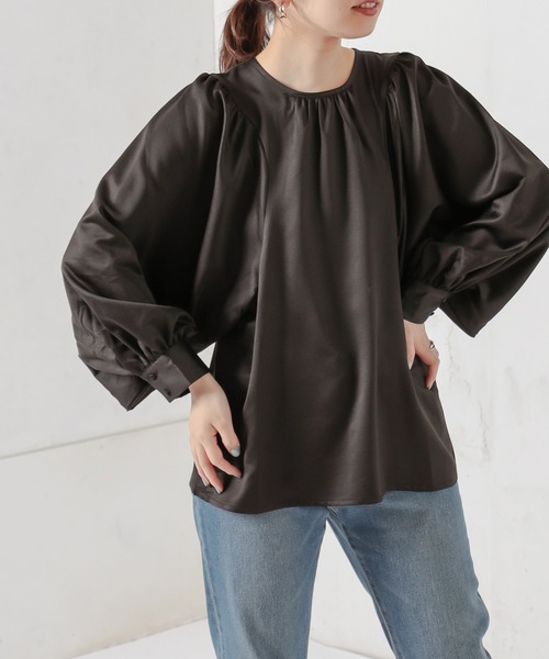 natural couture(ナチュラルクチュール)の「サテンエンボスボリュームスリーブブラウス(シャツ/ブラウス・レディース・ブラック/ベージュ/アイボリー・FREE)」の9枚目の写真