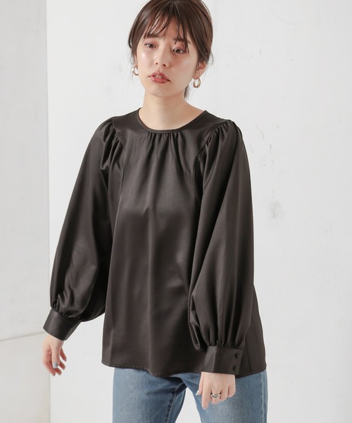 natural couture(ナチュラルクチュール)の「サテンエンボスボリュームスリーブブラウス(シャツ/ブラウス・レディース・ブラック/ベージュ/アイボリー・FREE)」の10枚目の写真