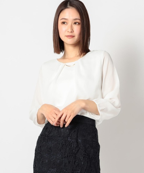 MEW'S REFINED CLOTHES（ミューズリファインドクローズ）の「金具付タックカバーリングブラウス（シャツ/ブラウス・レディース・ホワイト/ブラック/ラベンダー・MEDIUM）」の2枚目の写真